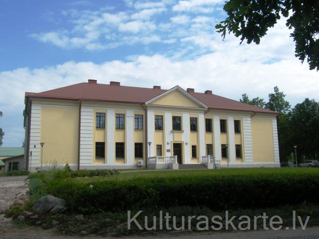 Vidusskolas ēka